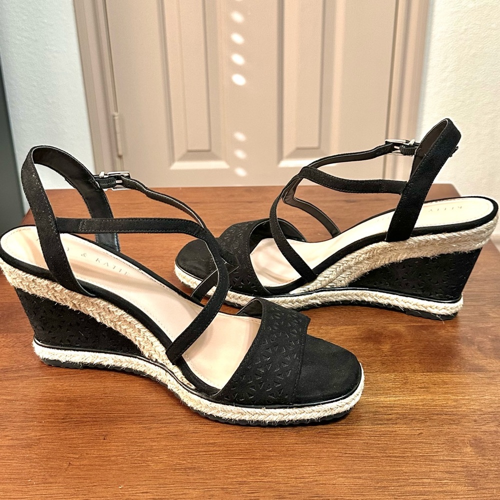 KELLY & KATIE  Cutout T-Strap Espadrille Wedge Sandal Detail Trim, BLACK, SZ 10M